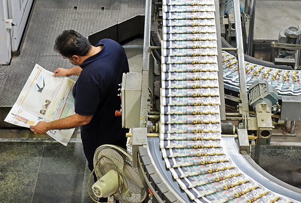 اداره کل رسانه‌های داخلی «زینک» مطبوعات را به چاپخانه‌ها تحویل می‌دهد